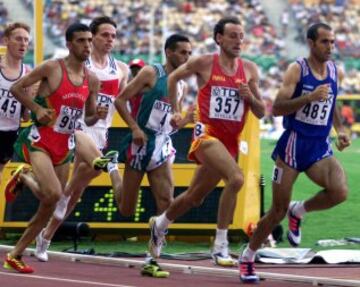 Cacho durante la clasificación de los 1500 metros del Campeonato del Mundo de Sevilla 1999.