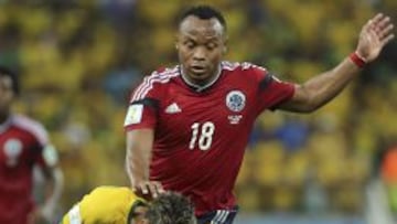 El delantero brasileño Neymar cae ante el defensa colombiano Juan Zúñiga.