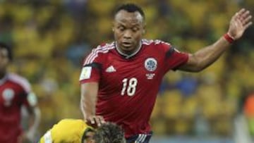 El delantero brasile&ntilde;o Neymar cae ante el defensa colombiano Juan Z&uacute;&ntilde;iga.