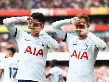 Heung-min Son y James Maddison, jugadores del Tottenham, celebran un gol del surcoreano ante el Arsenal.