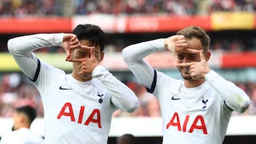 Heung-min Son y James Maddison, jugadores del Tottenham, celebran un gol del surcoreano ante el Arsenal.