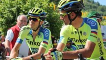 Contador, charlando con Basso.
