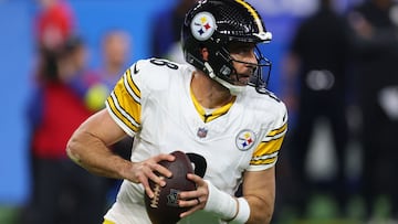 DETROIT, MICHIGAN - DECEMBER 21: Aaron Rodgers #8 of the Pittsburgh Steelers rolls out to pass during the first quarter against the Detroit Lions at Ford Field on December 21, 2025 in Detroit, Michigan. Gregory Shamus/Getty Images/AFP (Photo by Gregory Shamus / GETTY IMAGES NORTH AMERICA / Getty Images via AFP)