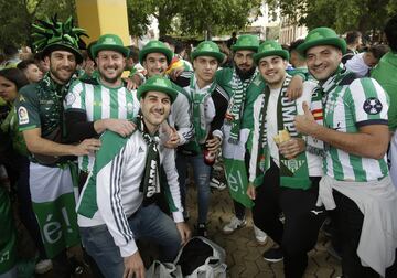 Seguidores del Real Betis por las calles de Sevilla.