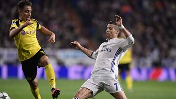 Emre Mor y Cristiano Ronaldo disputan un bal&oacute;n durante un partido de Champions. 