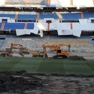 El interior del estadio del Real Madrid presenta durante estos d¨ªas un aspecto muy diferente. Escombros y maquinaria son los protagonistas ahora sobre el c¨¦sped del Bernab¨¦u. El levantamiento del c¨¦sped es ya casi total y en su lugar est¨¢n los restos que dejan las m¨¢quinas en el proceso de remodelaci¨®n.