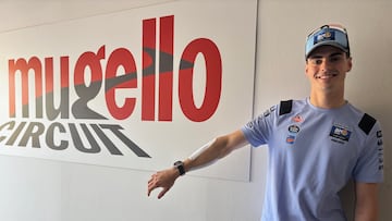 Aldeguer muestra los apósitos de su brazo recién operado.