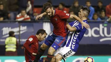 GRA279. PAMPLONA, 05/11/2016.- Los centrocampistas Miguel de las Cuevas (c) y Roberto Torres (i), del Osasuna, intentan arrebatar el esférico al centrocampista del Deportivo Alavés, Víctor Camarasa (d), durante el partido de la undécima jornada de la Liga de Primera División que se juega hoy en el estadio de El Sadar, en Pamplona. EFE/Jesús Diges