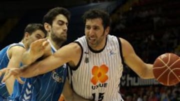 Alex Mumbrú podría dejar Bilbao para jugar dos temporadas en el Barcelona.