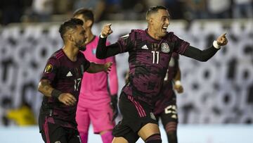 Rogelio Funes Mori y Tecatito Corona festejan un gol contra Guatemala