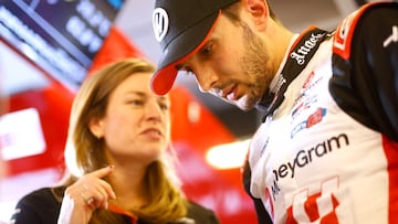 Laura Mueller y Esteban Ocon, de Haas.