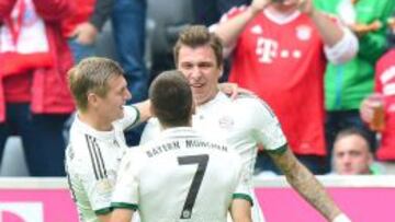 Mandzukic celebra el primer gol con Kroos y Ribéry.