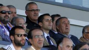 <b>CON EL FILIAL. </b>Mourinho vio ayer el Castilla-Rayo B en Valdebebas.