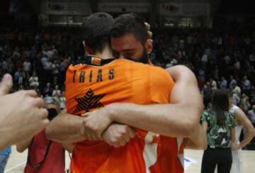 Los jugadores del Valencia abatidos tras acabar el partido.