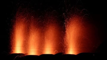 GRAFCAV105. TACANDE (LA PALMA), 11/11/2021.- Multiexposición del cono del volcán Cumbre Vieja en una imagen tomada desde Tacande, La Palma. Los científicos que siguen la evolución del volcán de La Palma están pend