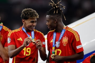 BERLÍN, 14/07/2024.- La dupla Lamine Yamal y Nico Williams con las medallas que les acreditan campeones de Europa durante la celebración de la victoria ante Inglaterra en el partido de la final disputado este domingo en el Estadio Olímpico de Berlín. EFE/Alberto Estévez
