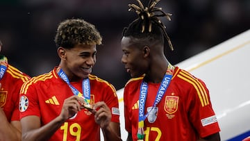 BERLÍN, 14/07/2024.- La dupla Lamine Yamal y Nico Williams con las medallas que les acreditan campeones de Europa durante la celebración de la victoria ante Inglaterra en el partido de la final disputado este domingo en el Estadio Olímpico de Berlín. EFE/Alberto Estévez