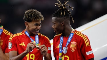 BERLÍN, 14/07/2024.- La dupla Lamine Yamal y Nico Williams con las medallas que les acreditan campeones de Europa durante la celebración de la victoria ante Inglaterra en el partido de la final disputado este domingo en el Estadio Olímpico de Berlín. EFE/Alberto Estévez