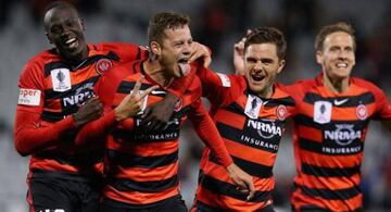 Oriol Riera celebra un gol junto a sus compañeros del Western Sydney Wanderers.