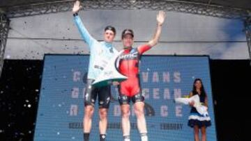 Cadel Evasn se retira en el podio junto al ganador de la Ocean Road Race, Gianni Meersman.