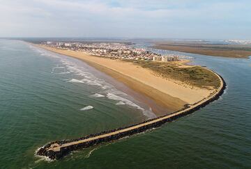 Pinares, sabinas y enebros dan el verdor preciso para, junto al azul del cielo y de la mar, colorear este para¨ªso escondido redescubierto por los ingleses mineros a finales del s. XIX. Desde El Portil hasta la Punta de La Canaleta, playas ininterrumpidas que se completan con La R¨ªa, donde el ba?o familiar y juvenil se mezcla con embarcaciones pesqueras y de recreo, repartidas entre sus muelles, puerto pesquero y lonja. El Portil, playa urbana de arenas doradas y aguas tranquilas de cuatro kil¨®metros de longitud por cuarenta metros de anchura. Se encuentra rodeada por tres parajes naturales: la Reserva Natural de la Laguna del Portil, el Parque Natural de las Marismas del Odiel y el Paraje Natural de los Enebrales de Punta Umbr¨ªa. Por su parte, La Bota es una playa r¨²stica de casi cuatro kil¨®metros de longitud protegida por una zona de dunas y pinares. A continuaci¨®n, se extiende la playa de la Mata Negra, un paraje espectacular donde disfrutar de la pesca de ca?a desde la orilla es un deporte muy com¨²n.