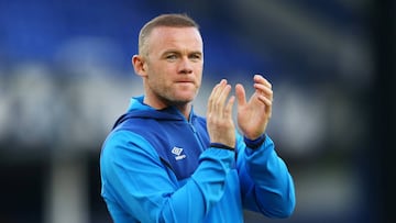 Wayne Rooney aplaude a la afición del Everton.