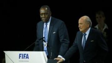 Sepp Blatter, con Issa Hayatou.