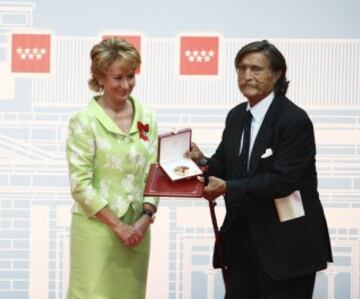 Miguel de la Quadra-Salcedo recibió el 2 de mayo de 2008, día de la Comunidad de Madrid, recibió de manos de Esperanza Aguirre la gran medalla de Oro de la Comunidad. Posteriormente, el gobierno de Navarra le concede la medalla de la Cruz de Carlos III El Noble de Navarra como reconocimiento público a la contribución al progreso de Navarra y a su proyección exterior. En 2012 fue reconocido con la Medalla de Extremadura, máxima distinción institucional de la comunidad autónoma. También recibió la Medalla de plata de la Real Orden del Mérito Deportivo, entre otros galardones.