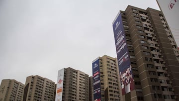 ACOMPA&Ntilde;A CR&Oacute;NICA: PANAMERICANOS CORONAVIRUS - AME4362. LIMA (PER&Uacute;), 25/07/2020.- Fotograf&iacute;a fechada el 15 de mayo de 2020 que muestra una vista de los edificios de la Villa Panamericana, habilitada para alojar a casos positivos de coronavirus, en Lima (Per&uacute;). Un a&ntilde;o despu&eacute;s de hacer de Lima la capital deportiva de las Am&eacute;ricas, los Juegos Panamericanos han adquirido una impensada e imprevista funci&oacute;n sanitaria durante la pandemia en Per&uacute; al servir sus sedes como hospitales para contagiados de COVID-19, e incluso de centro cient&iacute;fico para an&aacute;lisis de pruebas. Cuando el 26 de julio de 2019 se inauguraron los Juegos en una apote&oacute;sica fiesta de mucho color y fuegos de artificio, nadie imaginaba que el legado del mayor acontecimiento deportivo del continente servir&iacute;a para hacer frente al coronavirus y ampliar la capacidad del fr&aacute;gil y desbordado sistema de salud p&uacute;blica de Per&uacute;. EFE/ Sergi Rugrand