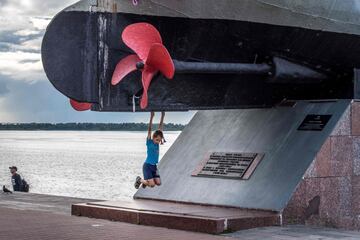 Un niño juega en un monumento soviético de la flota fluvial en la ciudad de Nizhny Novgorod.
