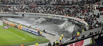 Los materiales de construcción en el Monumental.