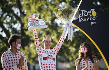 Tadej Pogacar, celebra en el podio tras ganar el maillot de lunares y el Tour de Francia