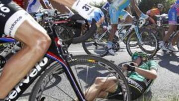 <b>MONTONERA. </b>Una caída masiva a falta de 8,8 kilómetros provocó que muchos ciclistas acabaran magullados y que se produjera un corte en el grupo, que afectó a Contador.