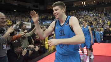 Rokas Giedraitis saluda a los aficionados del Alba Berlín tras el segundo partido de la final de la Eurocup disputada ante el Valencia Basket.