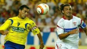 <B>BUENA SINTONÍA.</B> Javi Navarro afirmó que se ha adaptado bien con Dragutinovic en la zona central de la defensa hispalense.