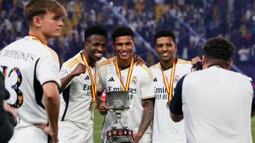 RIAD (ARABIA SAUDÍ), 14/01/2024.- Los jugadores del Real Madrid (i-d) Vinicius Junior, Vinicius Augusto y Rodrygo Goes posan con en trofeo ras su victoria en la final de la Supercopa de España que Real Madrid y FC Barcelona han disputado este domingo en el estadio Al Awwal Park de Riad, en Arabia Saudí. EFE/Juan Carlos Cárdenas