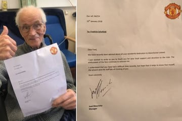 Fredrick Schofield, un incondicional del Manchester United de 94 años posando con la carta que le ha escrito José Mourinho y la carta en sí.