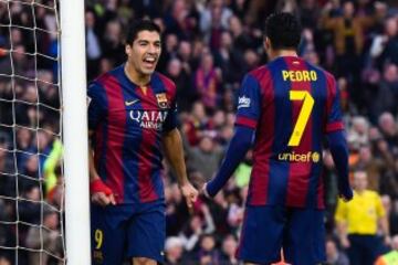 El delantero uruguayo del FC Barcelona Luis Suárez celebra con su compañero, Pedro Rodríguez, el gol marcado ante el Córdoba, el segundo del equipo, durante el partido correspondiente a la decimosexta jornada de Liga que disputan en el estadio Camp Nou de Barcelona.