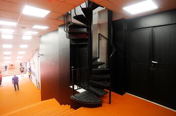 Escalera de caracol que comunica el túnel de vestuarios con el palco  VIP, donde se produjo el encontronazo entre Penev y Paco Roig.