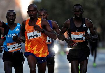El atleta keniano Kibiwott Kandie (dcha), durante la disputa de la carrera. Kandie destrozó el récord del Mundo en la Medio Maratón de Valencia con un tiempo oficioso de 57:32 minutos.