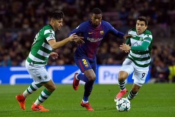 Nelson Semedo entre Marcos Acuña y Alan Ruiz.