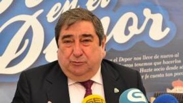 Lendoiro: "Buscamos un '9' por tierra, mar y aire"