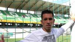 Charles, con el fusil listo ante un rival de postín