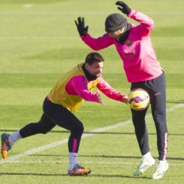 MESSI SE DIVIERTE. Llegó el frío a Sant Joan Despí y los jugadores lo combatieron con diversos juegos.