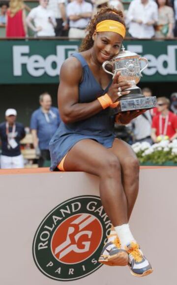 Serena Williams posa con el trofeo de Roland Garros 2013 después de ganar a la rusa María Sharapova