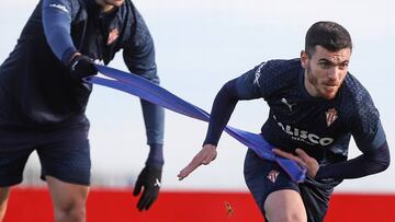 28-03-24. VÍCTOR CAMPUZANO, DELANTE DE CHRISTIAN RIVERA, DURANTE UN ENTRENAMIENTO EN MAREO.