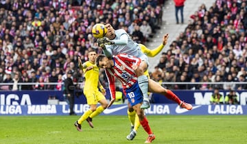 El portero brasile?o del Villarreal coch fuertemente con el delantero argentino del Atltico de Madrid en el minuto 31 de la primera mitad del encuentro. Los jugadores del conjunto colchonero protestaron airadamente pero el colegiado del encuentro, 
Snchez Martnez, interpret que el portero lleg antes al baln.