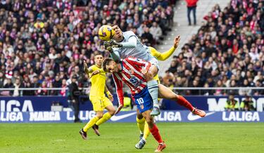 El portero brasileño del Villarreal cochó fuertemente con el delantero argentino del Atlético de Madrid en el minuto 31 de la primera mitad del encuentro. Los jugadores del conjunto colchonero protestaron airadamente pero el colegiado del encuentro, 
Sánchez Martínez, interpretó que el portero llegó antes al balón.