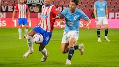 El delantero brasileño del Girona Sávio disputa una posesión ante Kevin Vázquez, defensa del del Celta de Vigo durante el partido correspondiente a la jornada 11 de LaLiga que ambos clubes disputan este viernes en el estadio municipal de Montilivi.