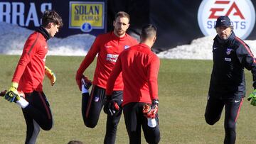 Oblak, junto a Werner, Moy&aacute; y Vercellone en un entrenamiento.